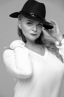 Лариса Долина
